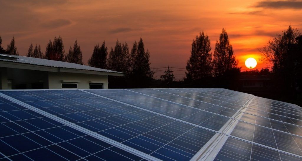 Que-ocurre-con-la-energia-solar-por-la-noche-1024x545